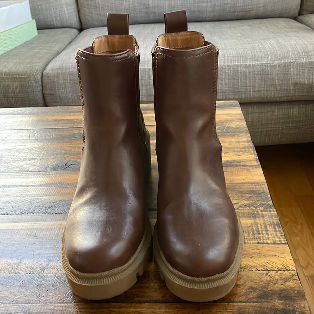 Women’s Universal Thread Chelsea boots, brown, size 10.